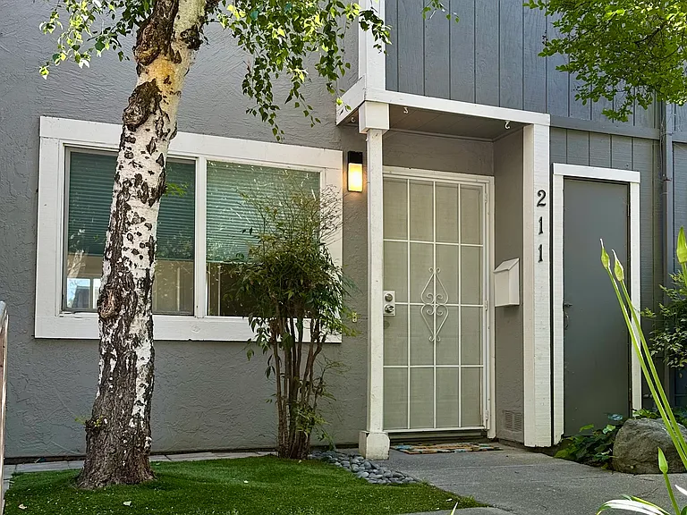 211 Arana Dr — Photo 2