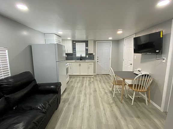 2nd image of 117 E Avenue L