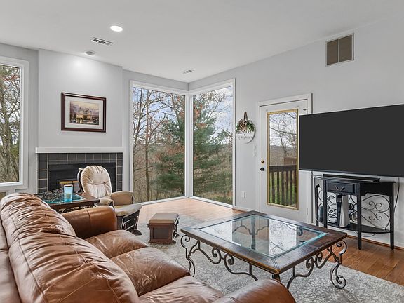 3rd image of 128 Charmont Dr