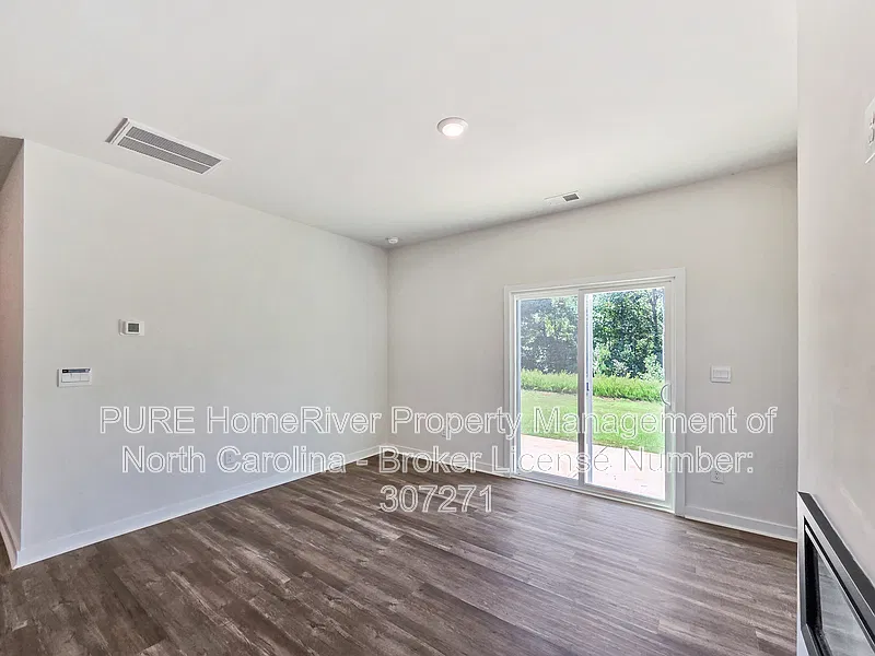5 bed, 3.0 bath, 2368 sqft, $2,255 — Photo 2