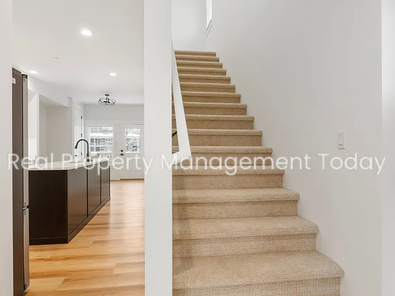 300 Larson St W — Photo 15