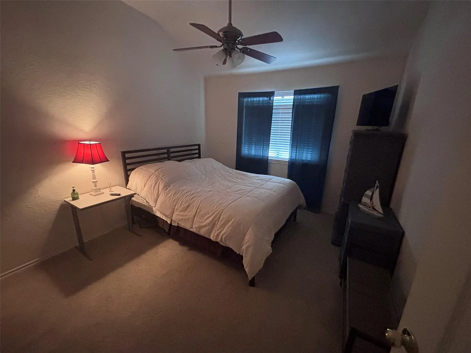 3 bed, 2.0 bath, 1812 sqft, $2,350 — Photo 2
