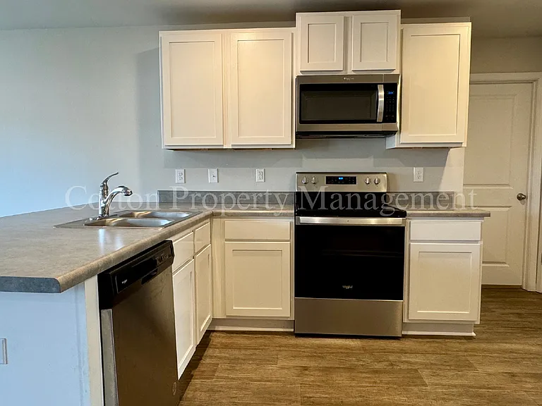 1114 Forest Glen Dr NE — Photo 8