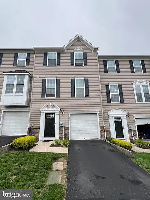 3 bed, 2.5 bath, 1930 sqft, $3,095 — Photo 3