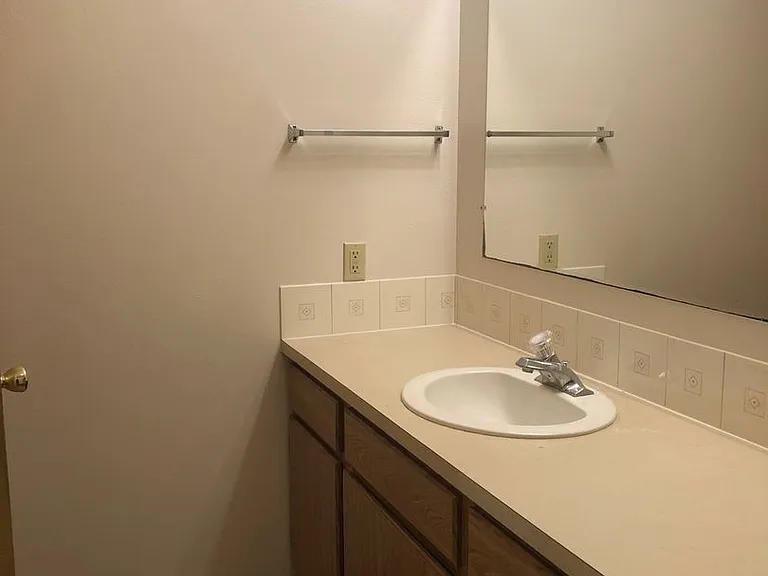 1557 NW Turner Dr — Photo 3