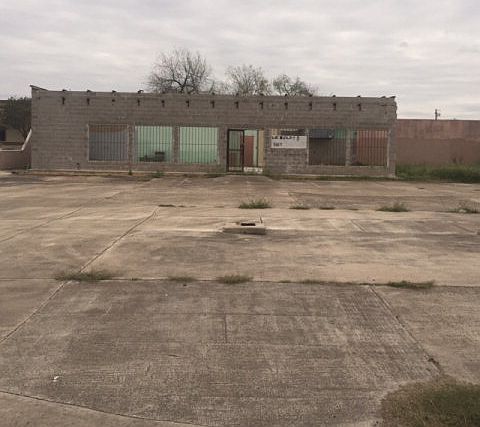 1st image of 900 E Hackberry Ave