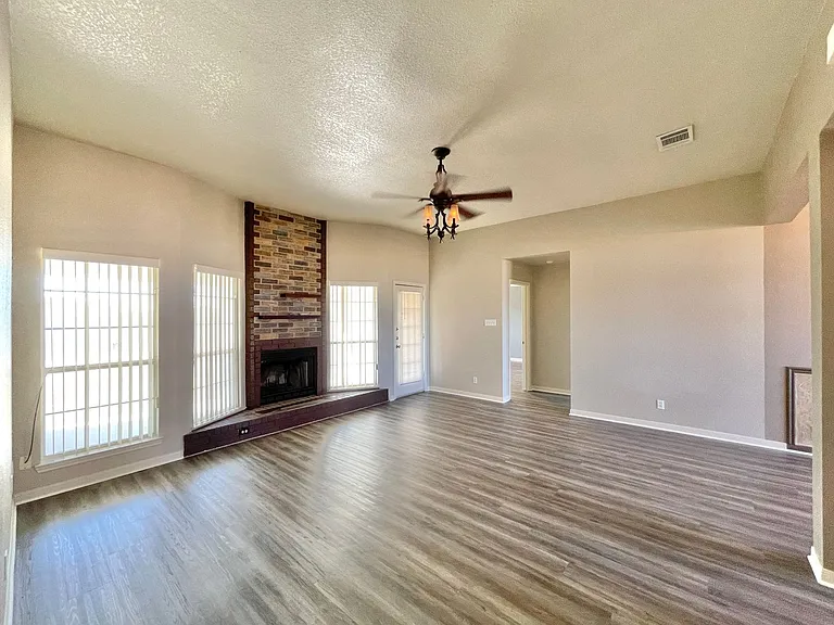2404 Southport Dr — Photo 3