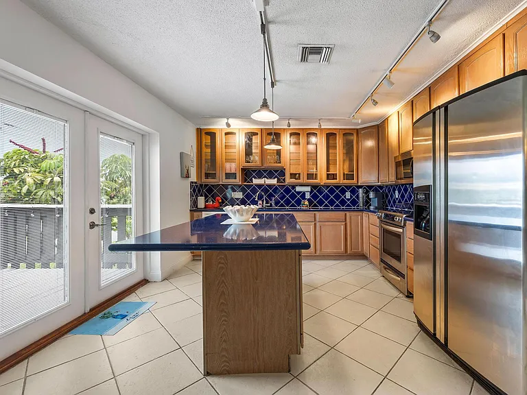 400 SE 31st St #8 — Photo 1