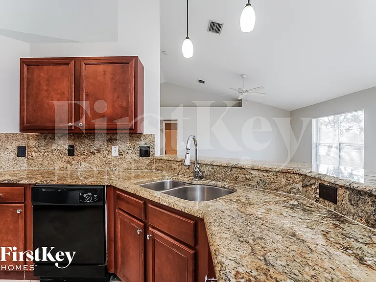 1606 SW 14th St — Photo 8