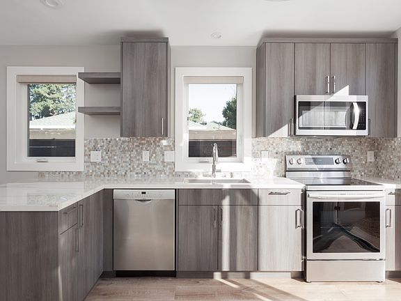 Full view of kitchen left side.