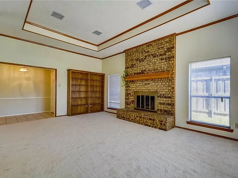 1104 Wimbledon Ln — Photo 2