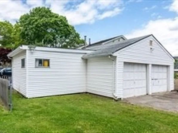 1130 Hancock St, Fall River, MA 02721