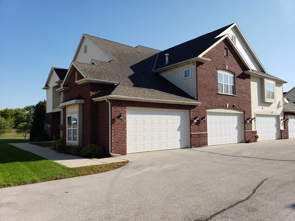 585 Grandview Ct, Pewaukee, WI 53072