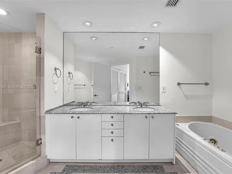 300 S Pointe Dr #809 — Photo 18