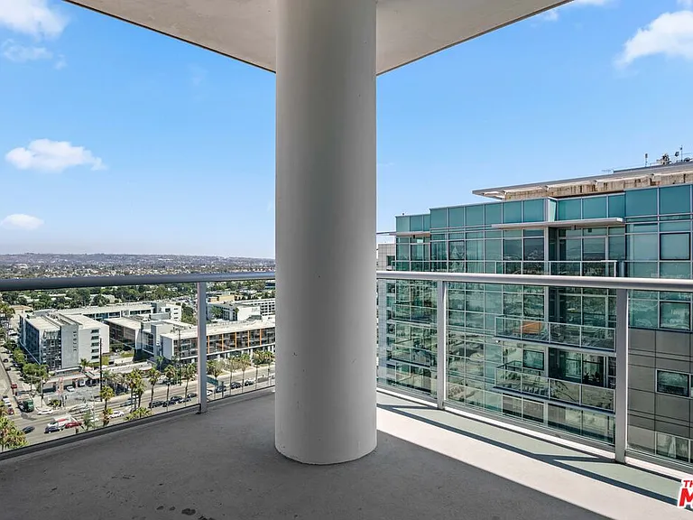 13700 Marina Pointe Dr #1916 — Photo 3