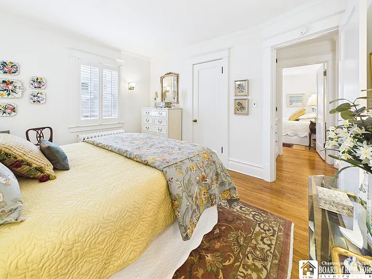 422 York St — Photo 8