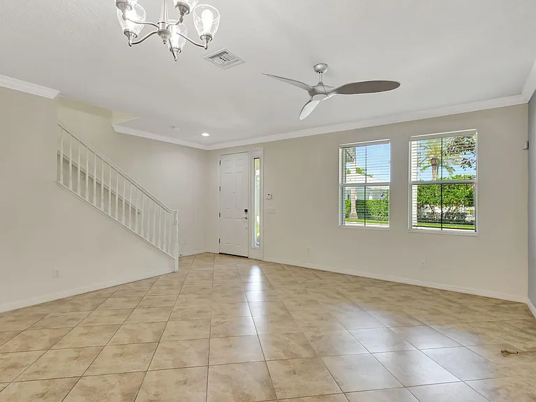 1212 S Community Dr — Photo 4