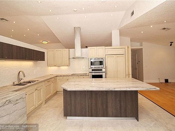 4th image of 1002 Spoonbill Cir #1002