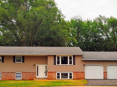 2411 Holly Dr, Pekin, IL, 61554