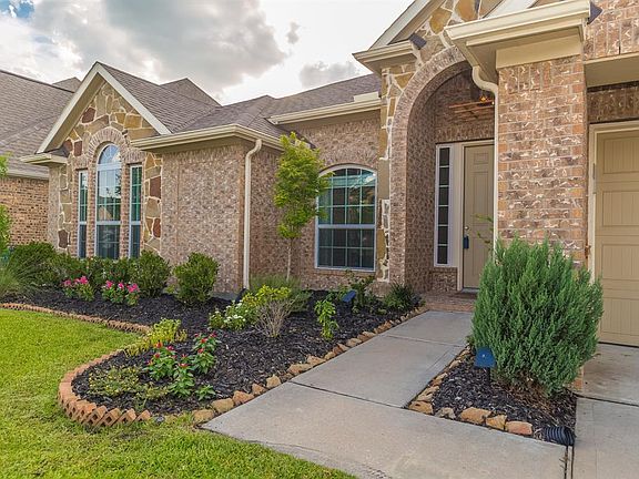 Welcome Home! Pretty entry path!