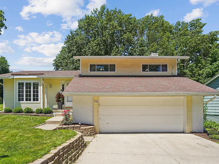 725 Heatherwood Dr — Photo 2