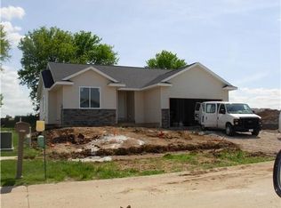 6013 Bethpage Cir SW, Cedar Rapids, IA 52404