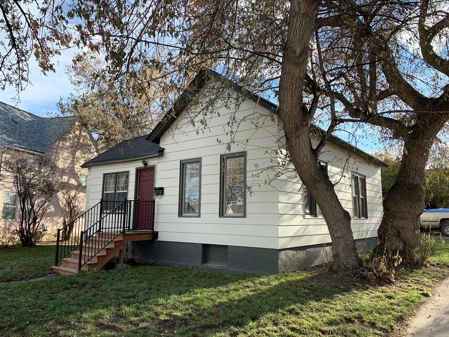 501 E Broadway St — Photo 1
