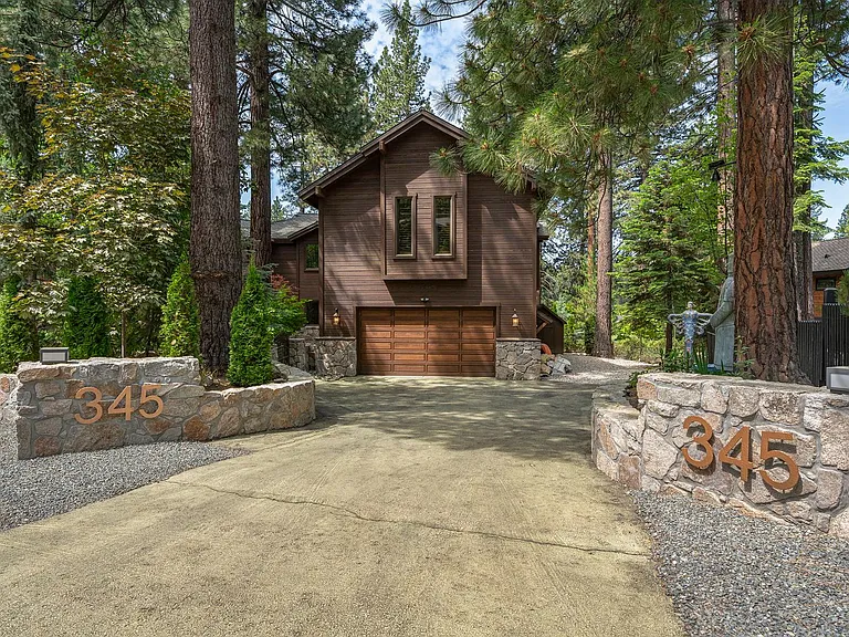 345 Country Club Dr — Photo 1