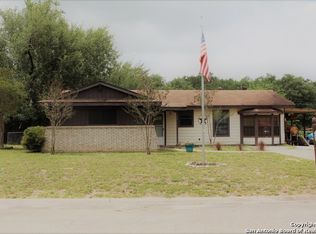 305 Mockingbird Ln, Devine, TX 78016