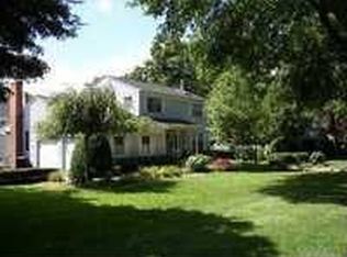 46 Oak St, Saint James, NY 11780