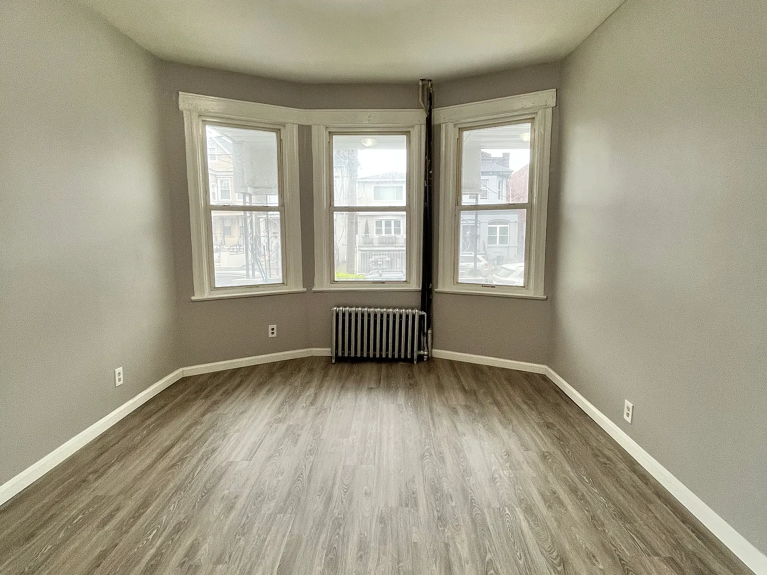 3 bed, 1000 sqft, $2,300 — Photo 2