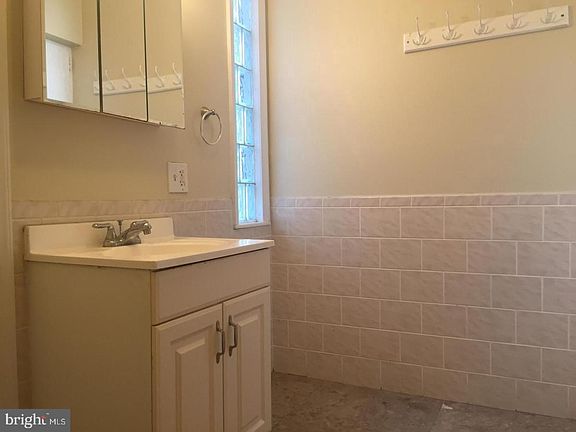 3rd image of 2047 N Howard St #1R