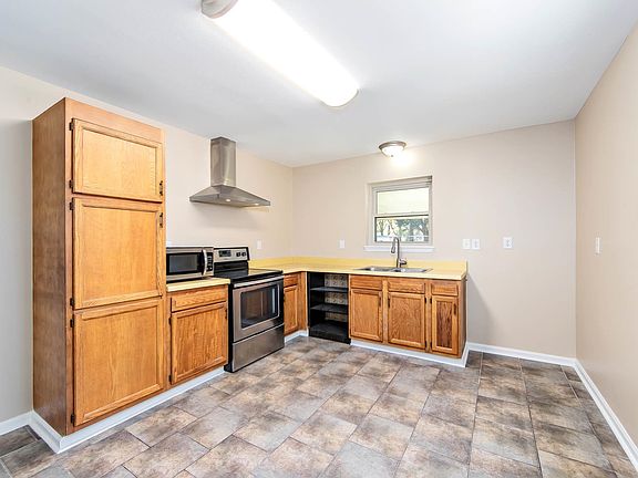 3rd image of 106 Honeysuckle Dr