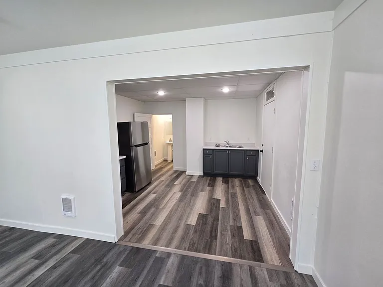 2335 Baker St — Photo 6