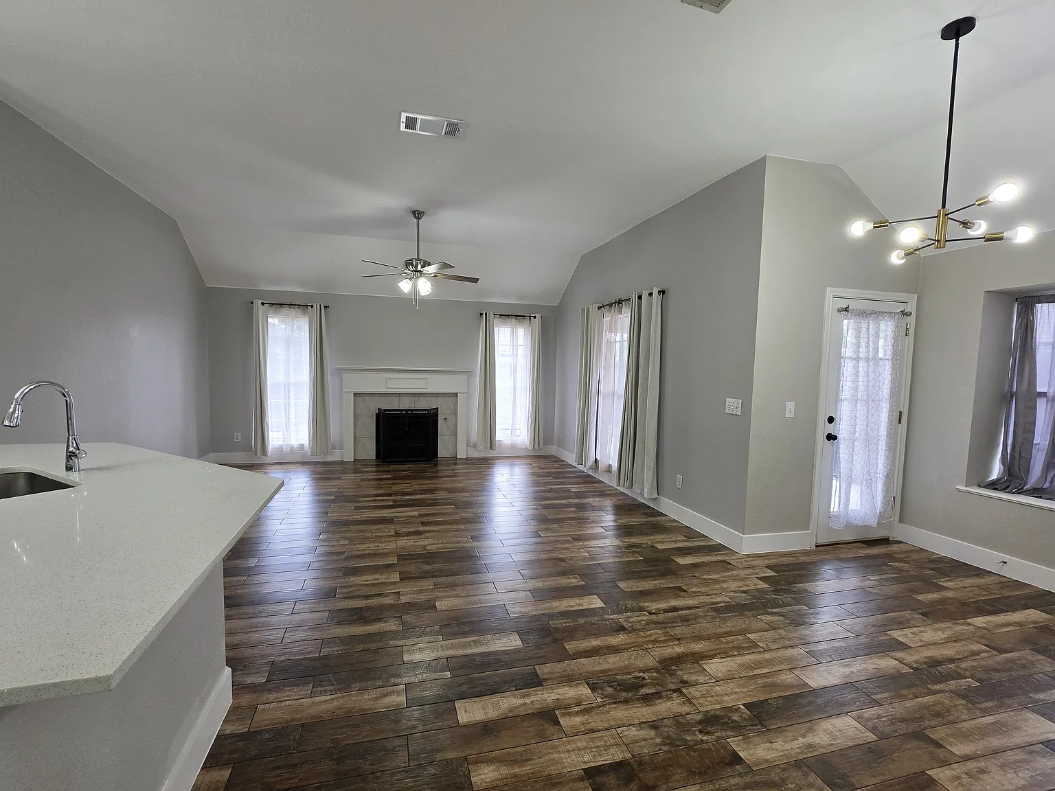 3 bed, 1852 sqft, $2,100 — Photo 4