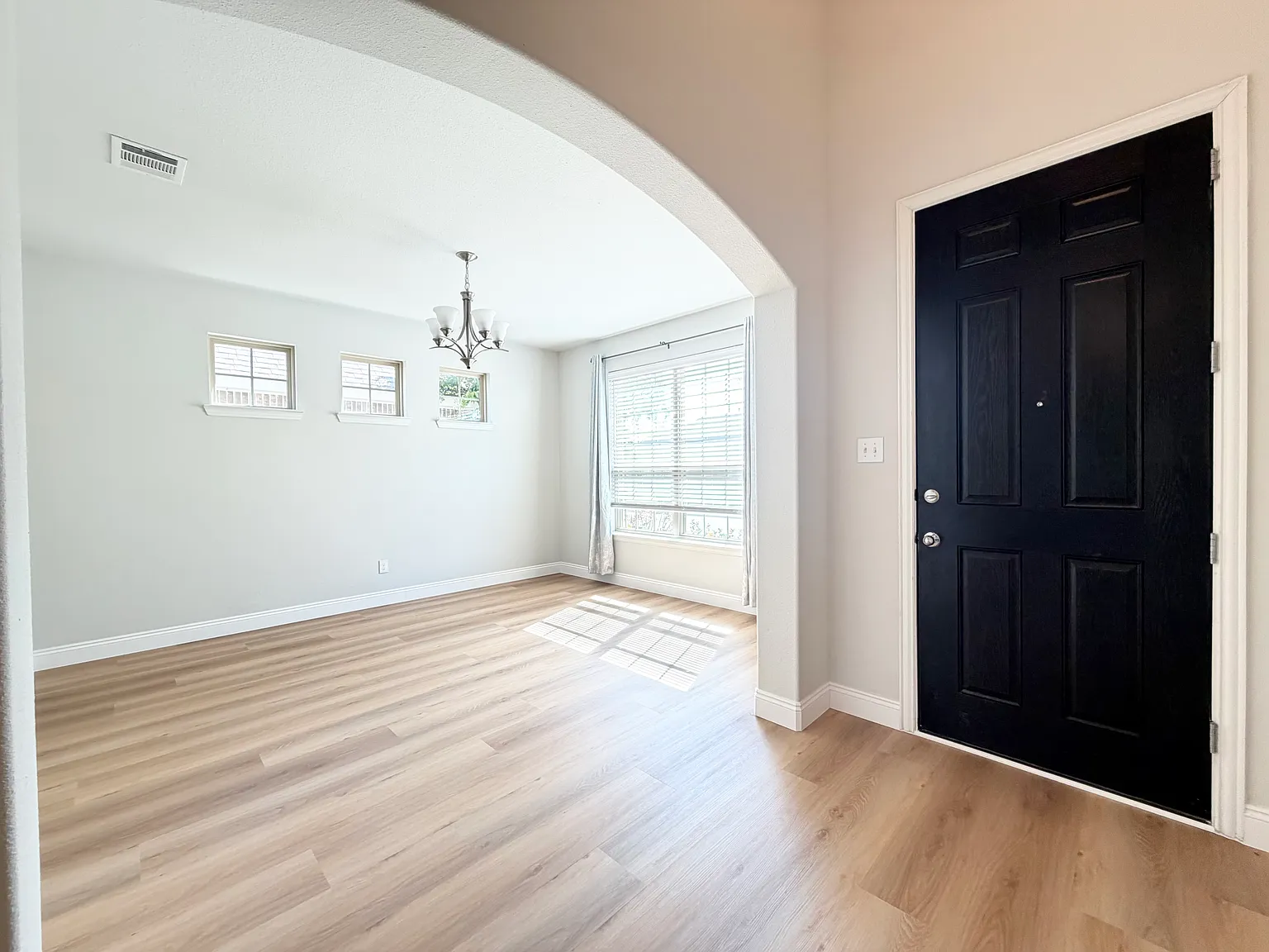 4 bed, 3.5 bath, 2847 sqft, $3,500 — Photo 2