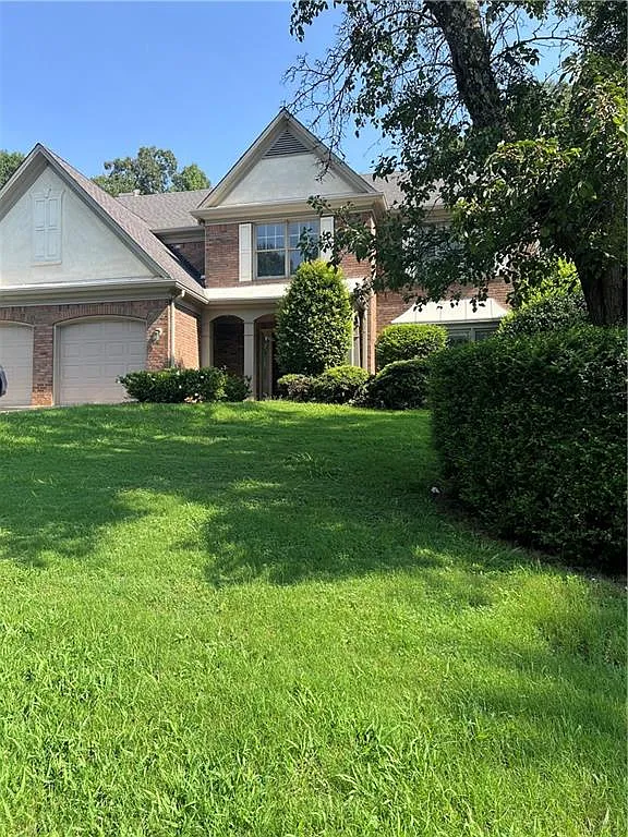 4 bed, 2.5 bath, 2550 sqft, $2,800 — Photo 2