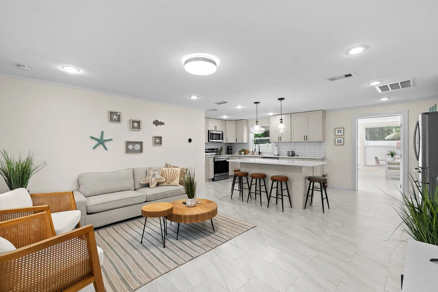 2 bed, 1.0 bath, 21226 sqft, $4,260 — Photo 4