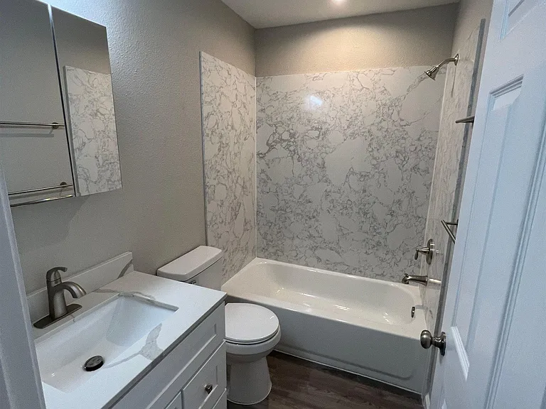 1021 W 8th St #3 — Photo 4