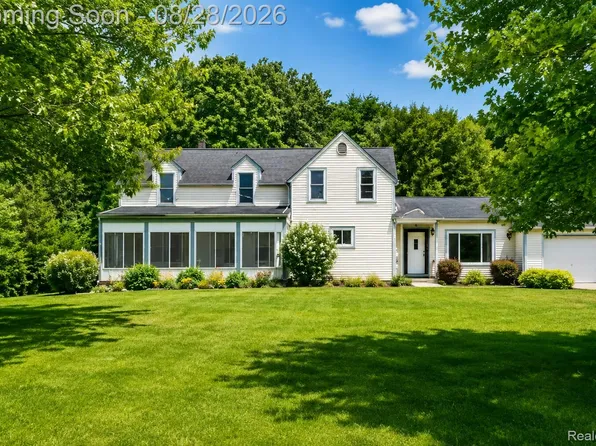 9039 Peer Rd, South Lyon, MI 48178