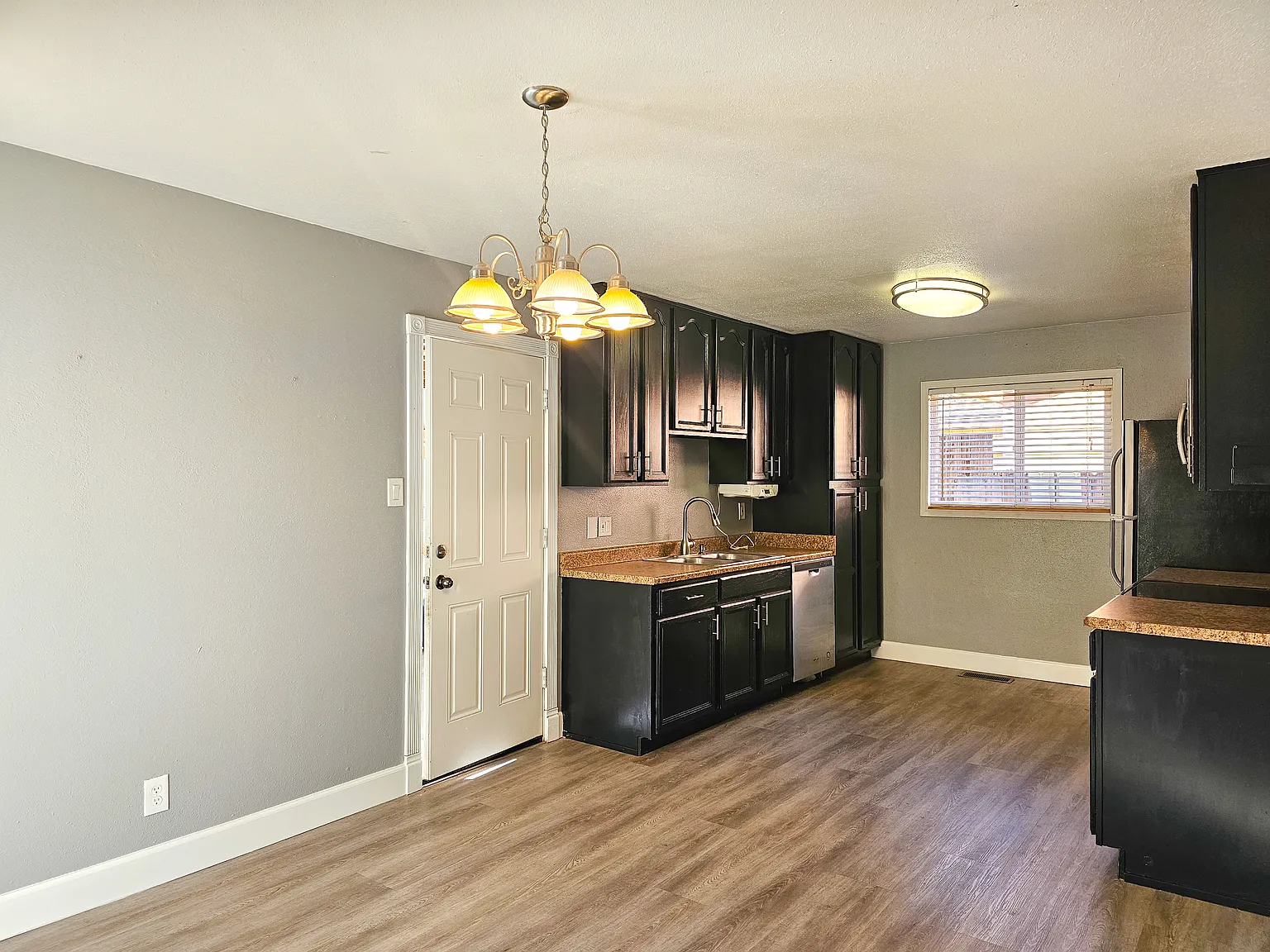 3 bed, 1176 sqft, $2,400 — Photo 3
