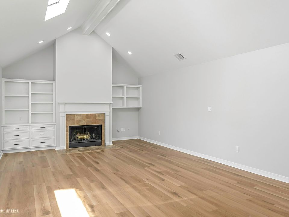 1st image of 409 Persimmon Dr