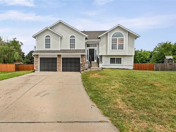 1106 Creekside Ct, Raymore, MO 64083