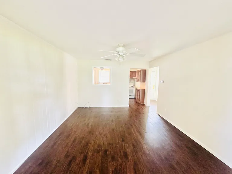 1104 Ashland Dr — Photo 2