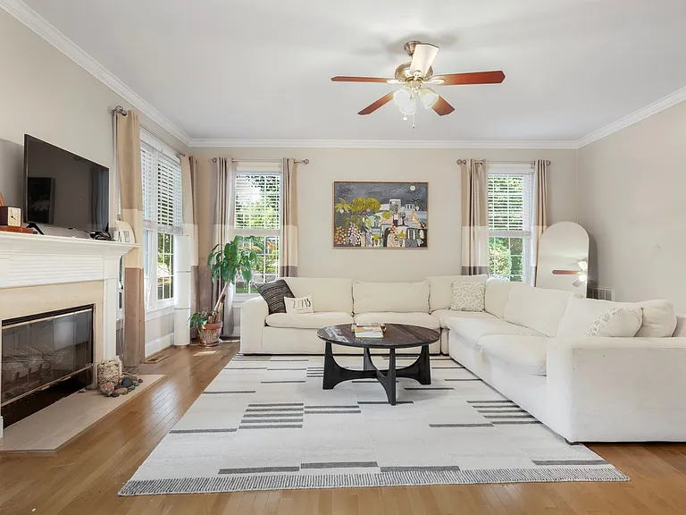 100 Spring Valley Ln — Photo 5