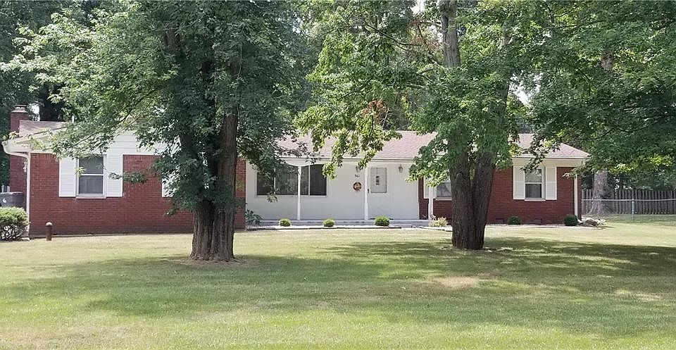 Nice view of the front....look at the covered porch..