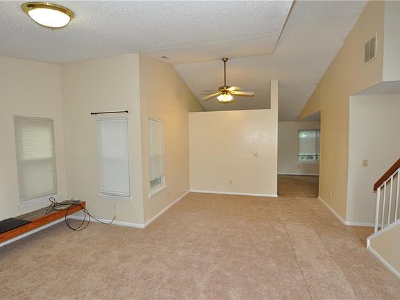 3rd image of 3884 Meadowbrook Ct