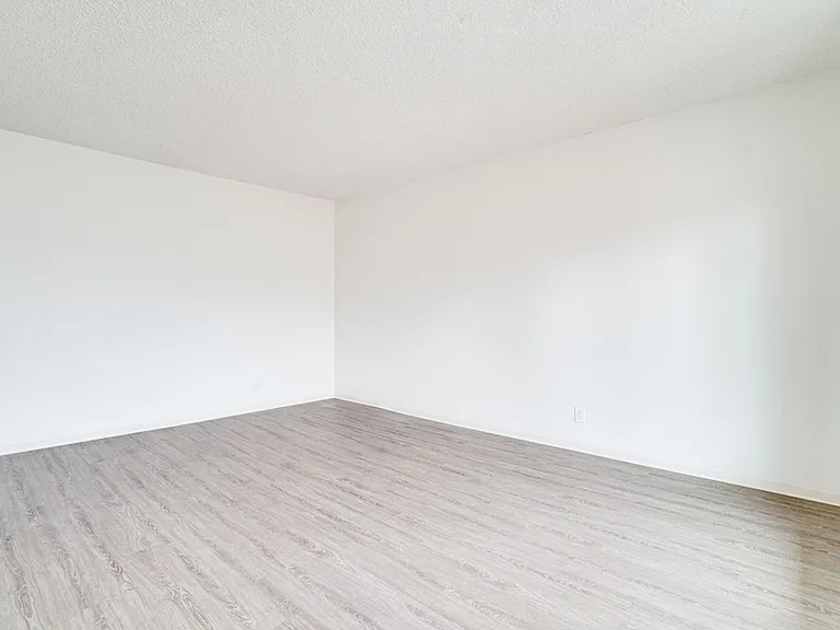4736 Point Loma Ave — Photo 17