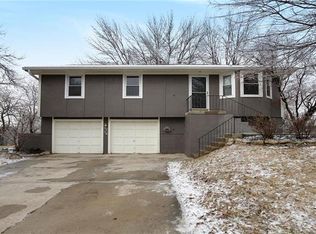 1714 NE Ridgeview Dr, Lees Summit, MO 64086