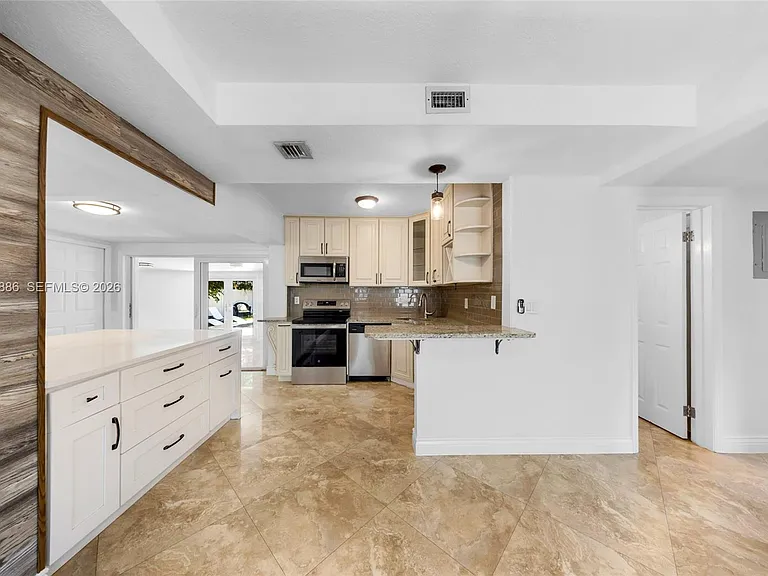 1837 NE 48th Ct — Photo 6